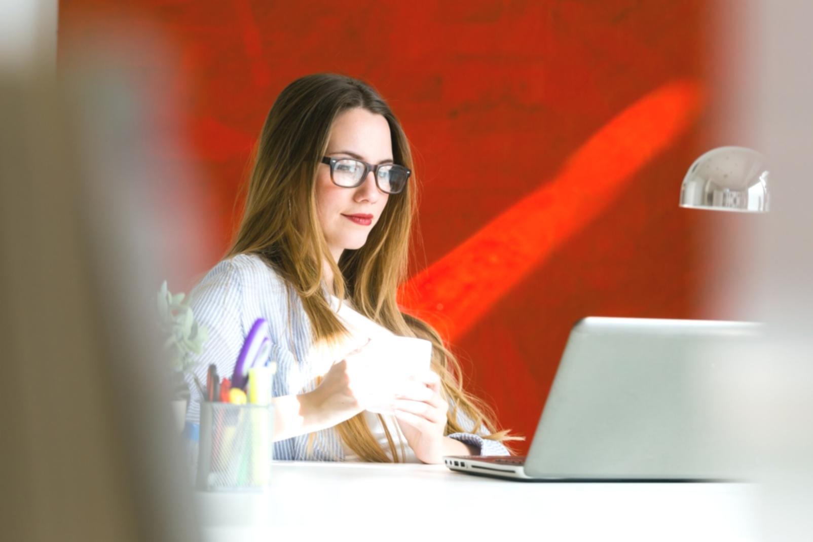 Simulación financiera interactiva mostrando análisis de mercado